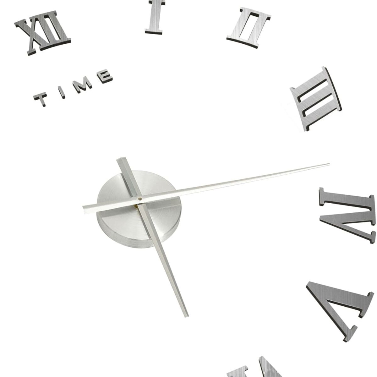 Moderne Uhr mit silbernen Zeigern und römischen Ziffern.