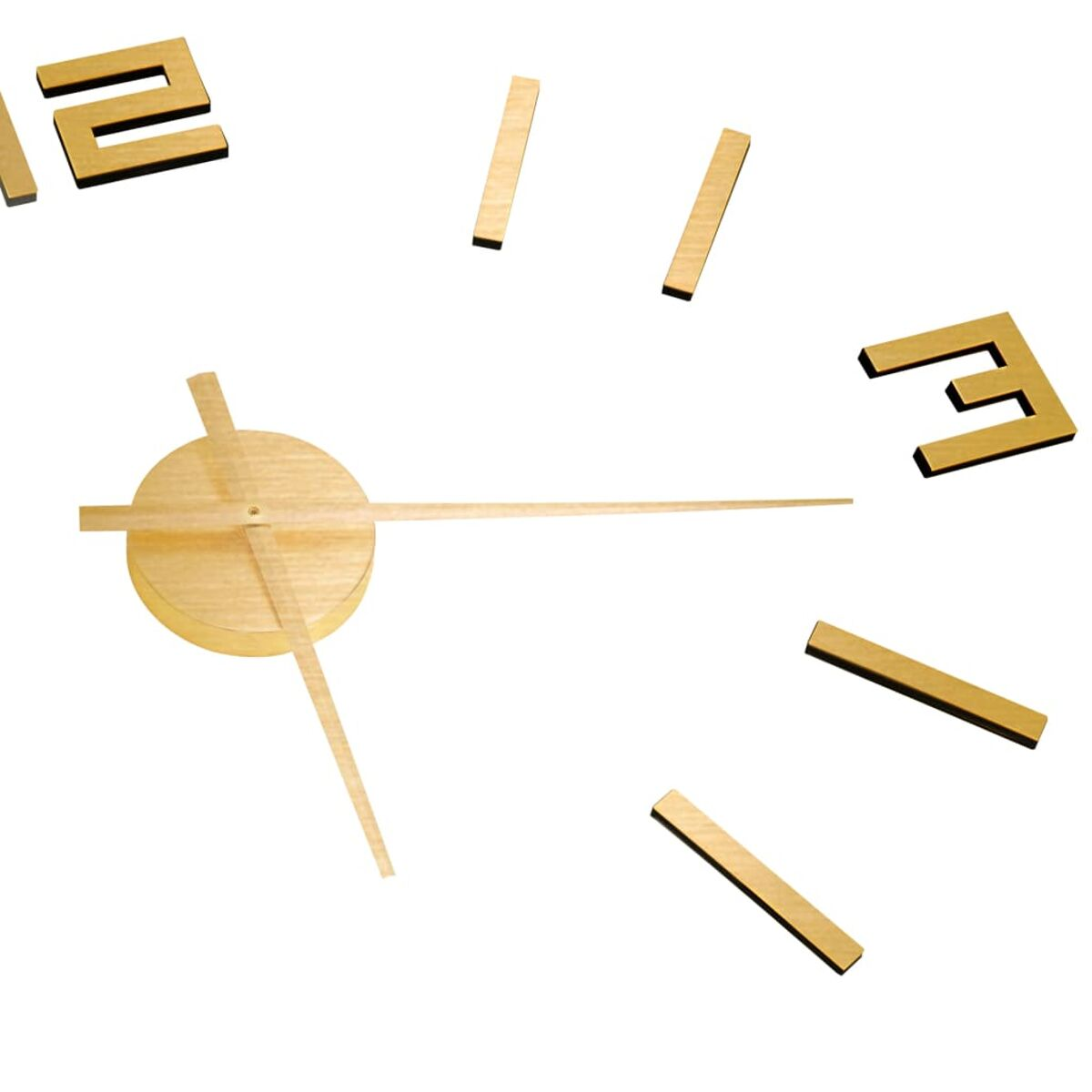 Eine Holzuhr mit goldfarbenen Zahlen und Zeigern vor weißem Hintergrund. Die Zeiger zeigen die Zeit.