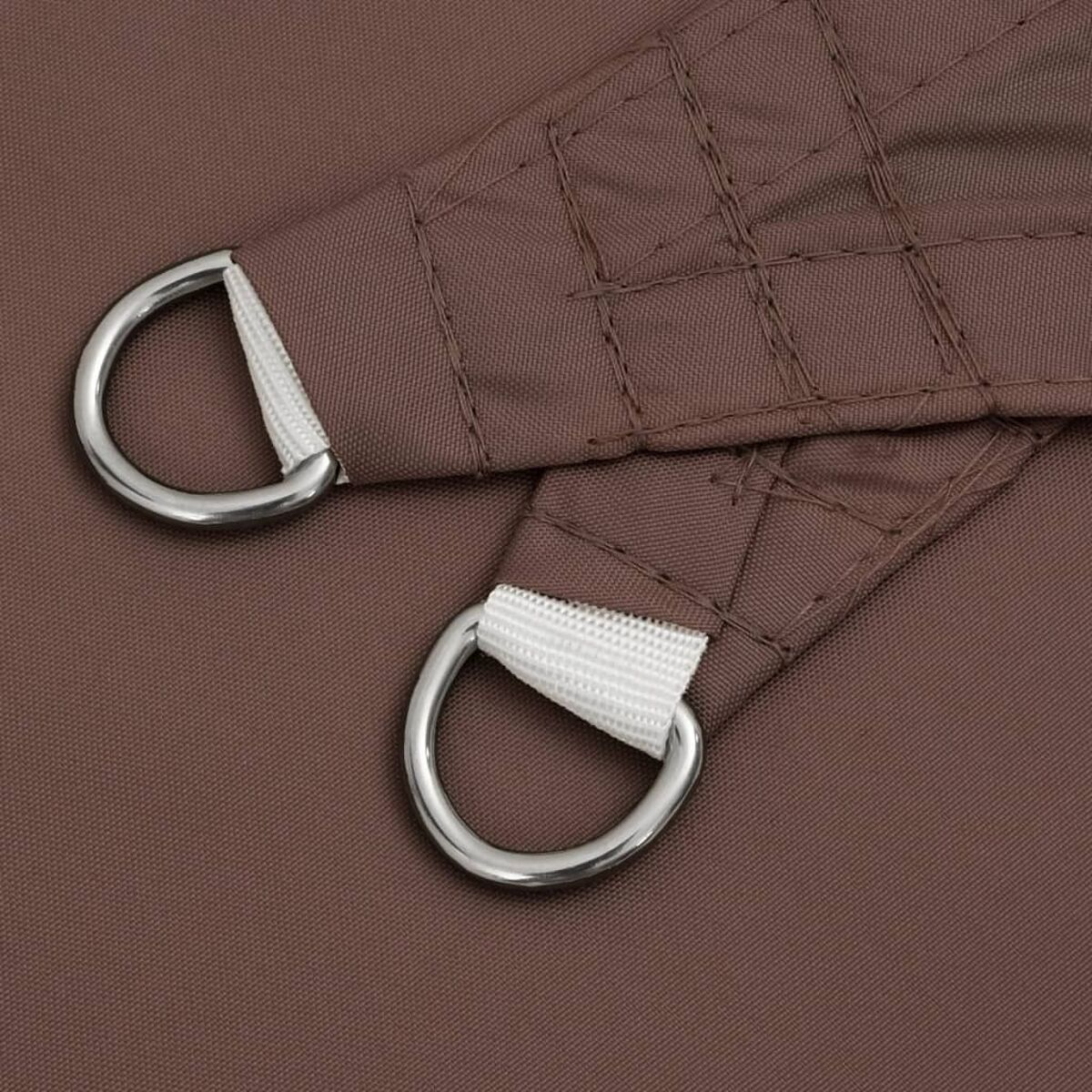 Nahaufnahme von braunem Sonnenschirmstoff mit Metall-D-Ringen und weißem Seil. Brauner Hintergrund.