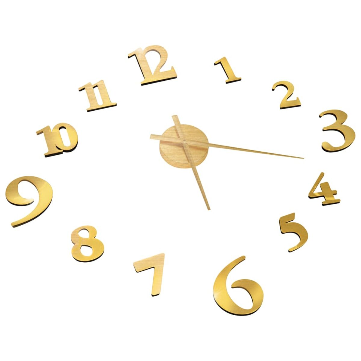 Eine Wanduhr mit goldenen Zahlen und Zeigern auf weißem Hintergrund.