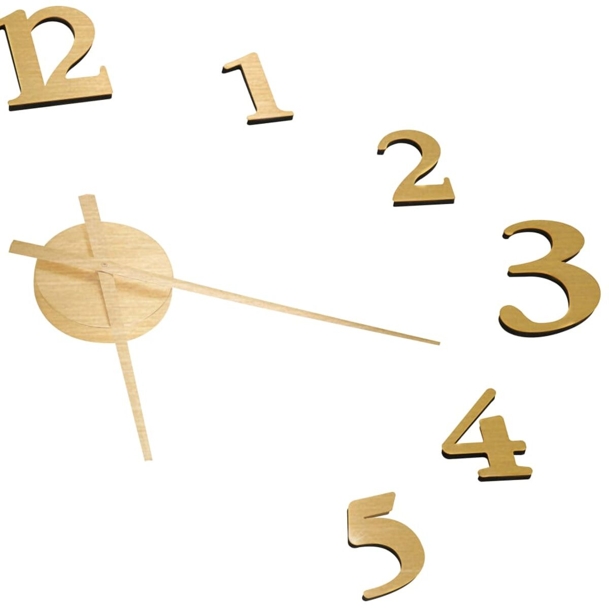 Wanduhr aus Holz mit verstreuten Zahlen.