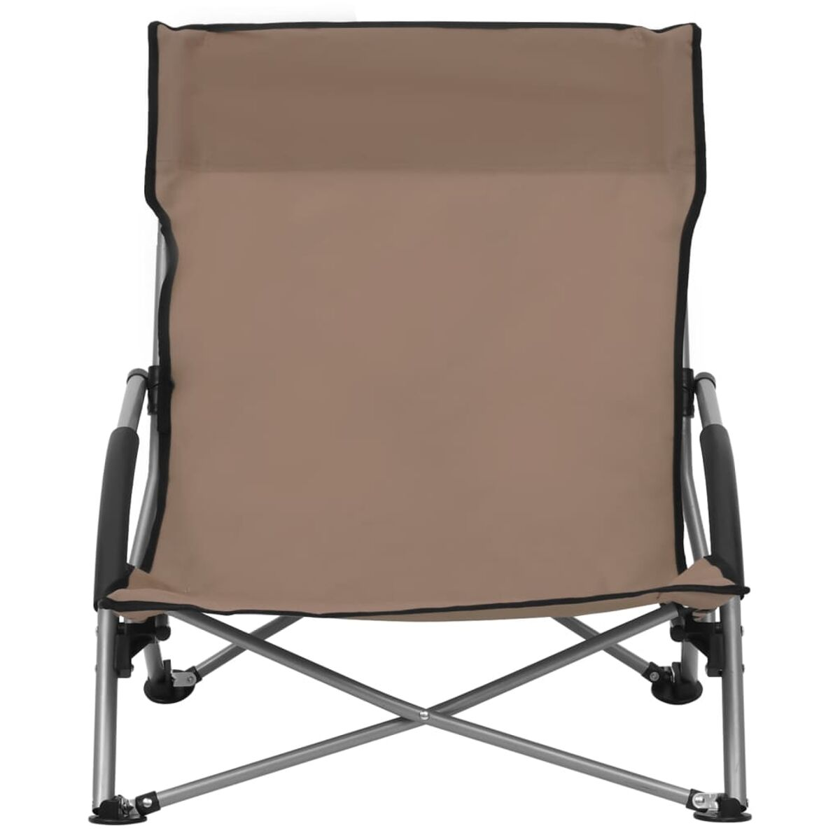 Ein zusammenklappbarer Campingstuhl mit braunem Stoff und silberfarbenem Metallrahmen.