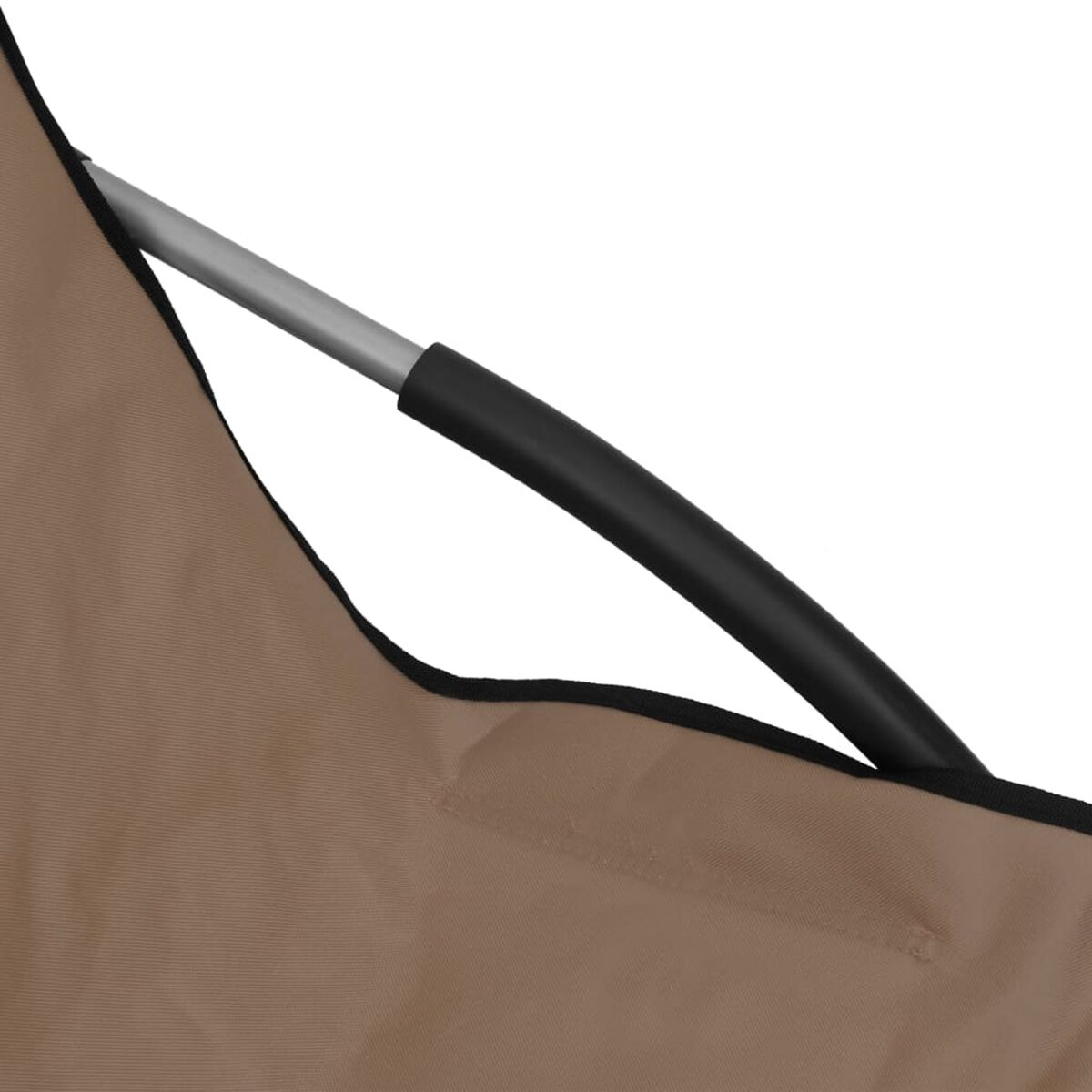 Nahaufnahme eines Stuhlarms. Der Arm ist braun mit einem schwarzen Griff. Der Hintergrund ist ein beiger Stoff.