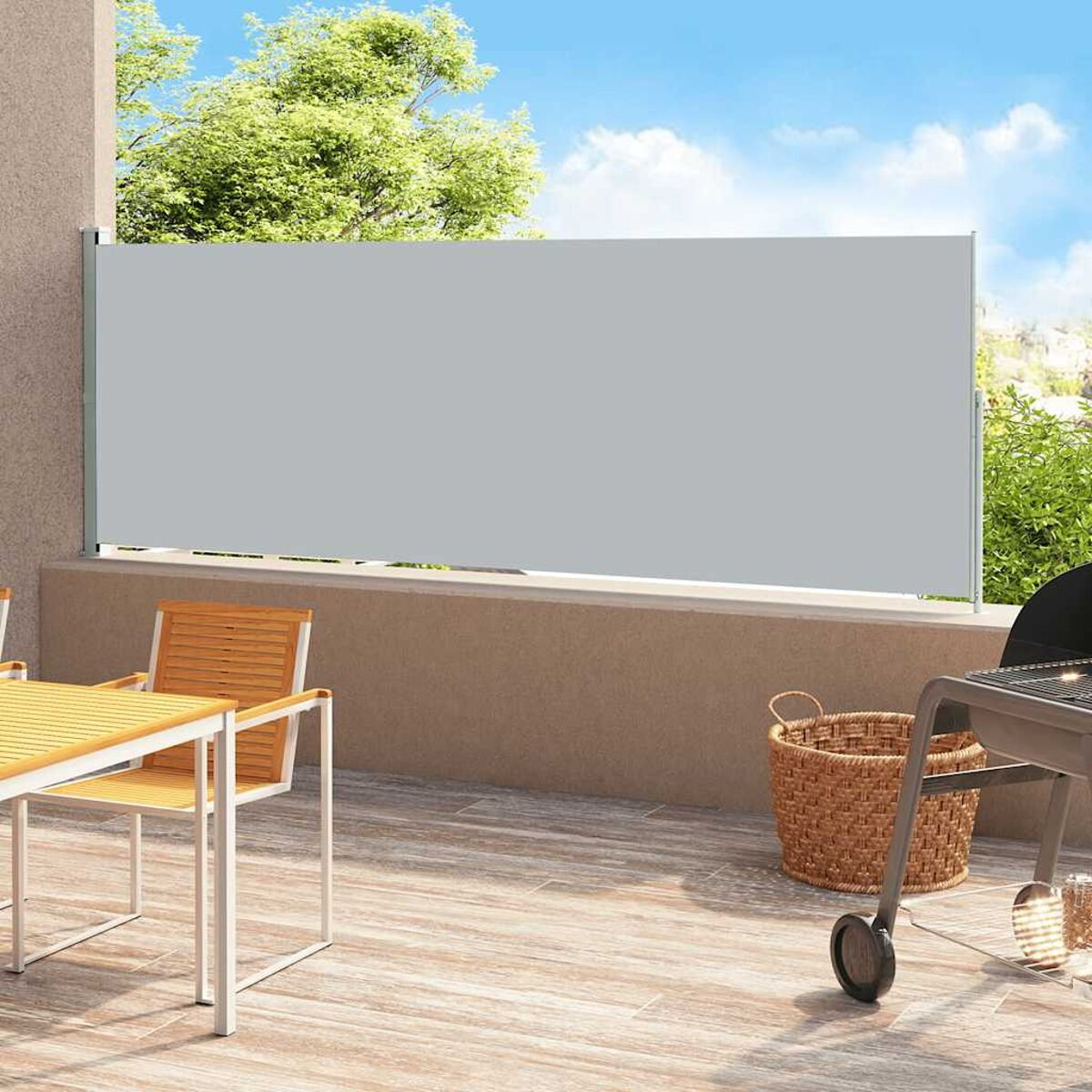 Ein grauer Sichtschutz auf einer Terrasse, mit Grill und Korb.