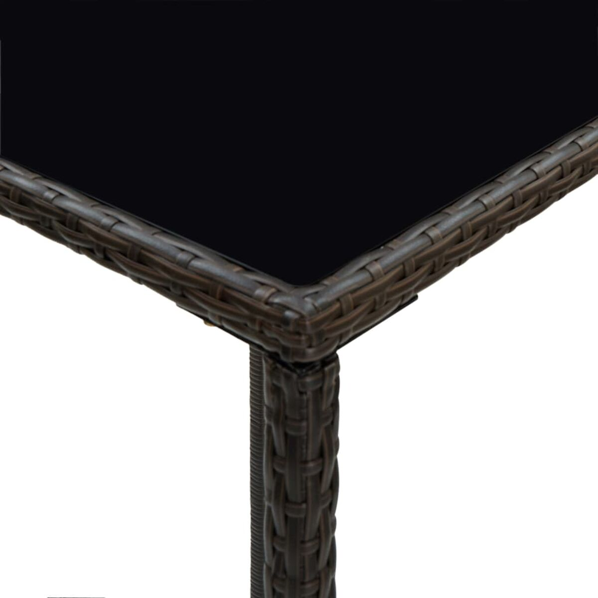 Nahaufnahme einer Tischecke, geflochtenes braunes Korbgeflecht und schwarzes Glas.