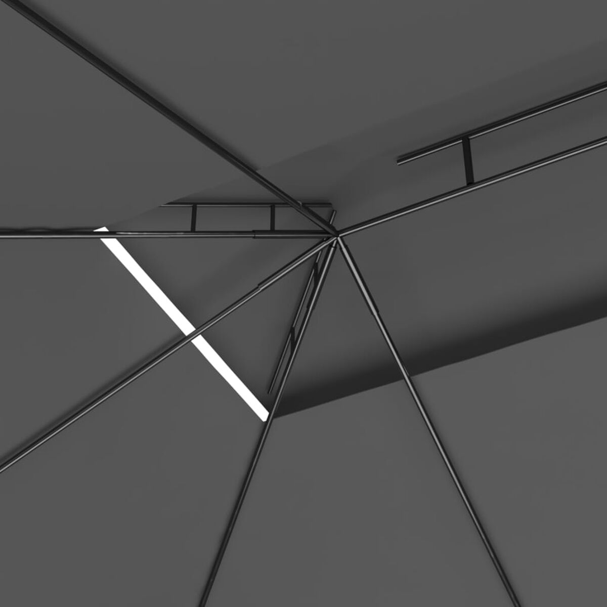 Ansicht von unten des Rahmens eines grauen Zeltes mit einem weißen Lichtstreifen vor dunklem Hintergrund.