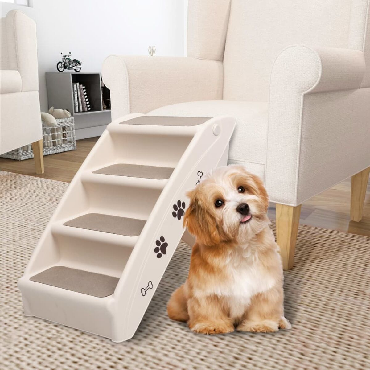Hund sitzt neben Treppe, in der Nähe von Stuhl. Treppe hat Pfotenabdrücke.