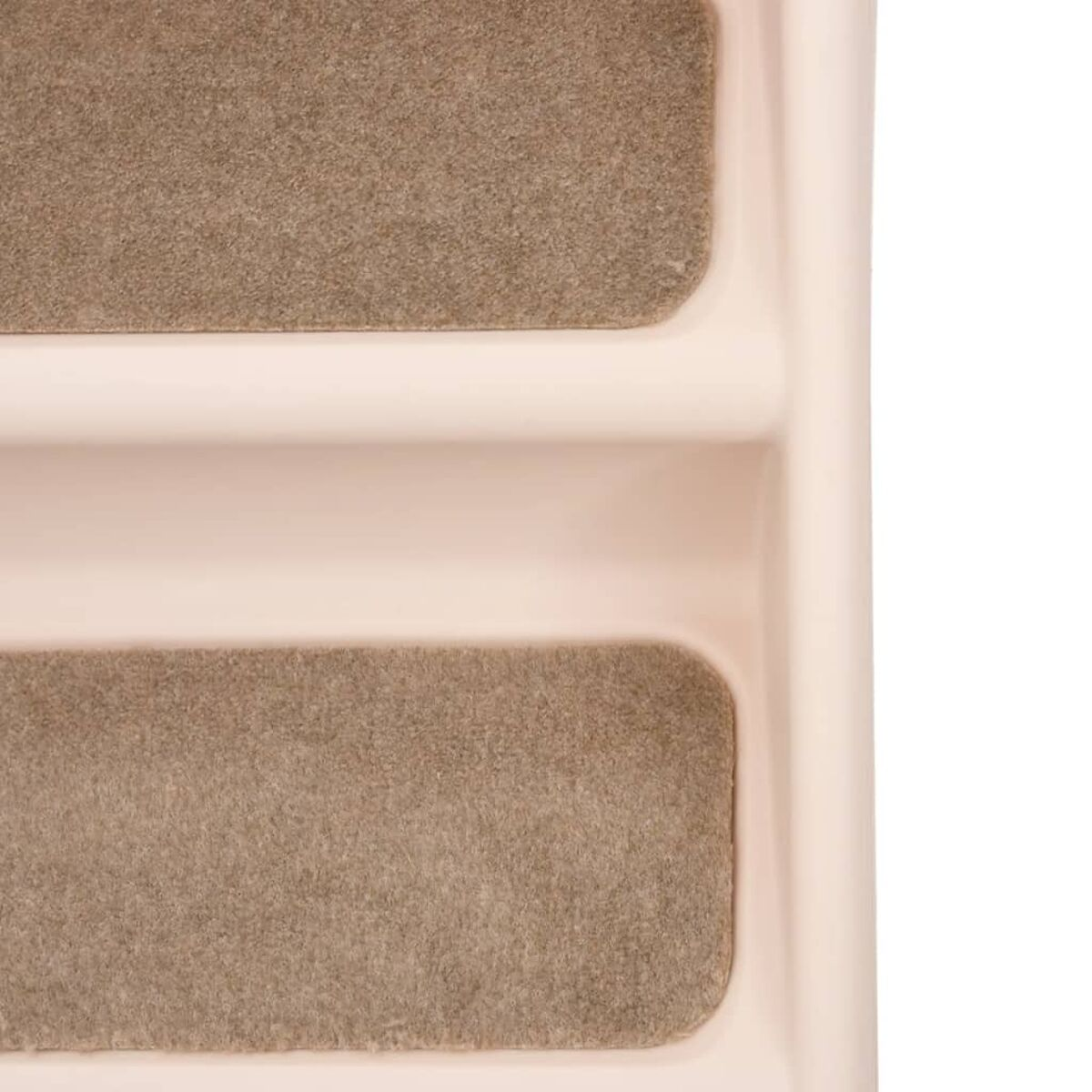 Treppenstufen mit Teppichoberflächen. Beige Farbe. Weißer Hintergrund.