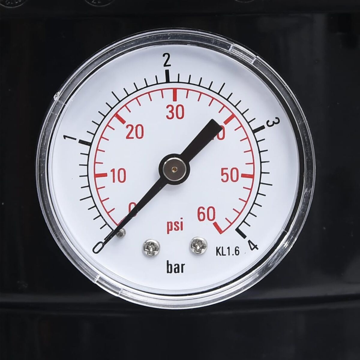 Manometer mit weißem Zifferblatt, schwarzem Zeiger und roten Markierungen.