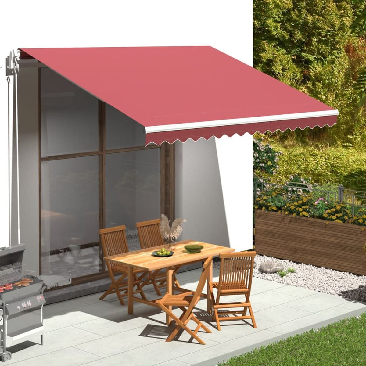 Terrasse mit roter Markise, Tisch, Stühlen und Grill. Hinterhofumgebung.