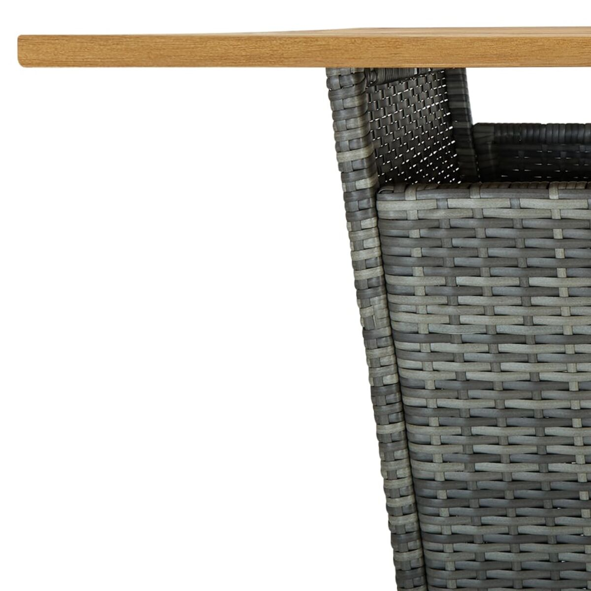 Nahaufnahme eines Korbstuhls und eines Holztisches. Der Stuhl ist grau, der Tisch braun.