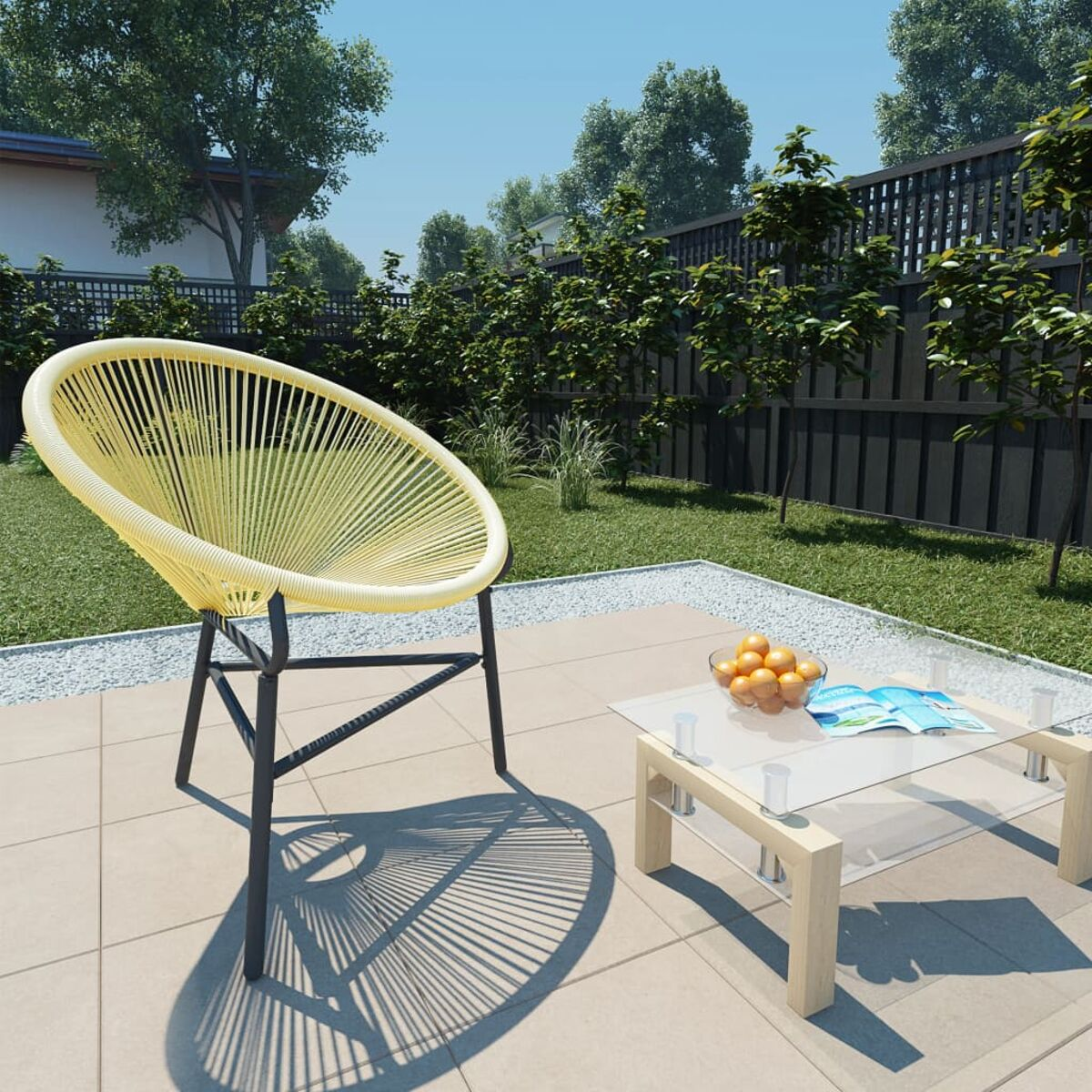 Gelber Webstuhl, Glastisch und Orangen auf einer Terrasse mit grünem Gras.