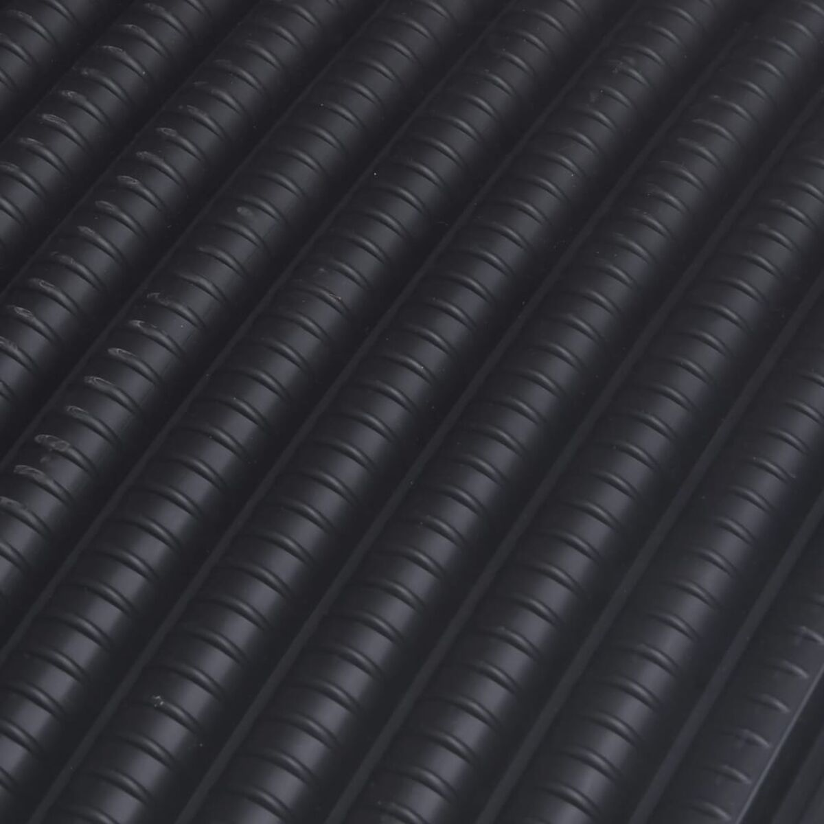 Nahaufnahme von schwarzem Wellmaterial. Parallele Rillen und Nuten erzeugen Textur.