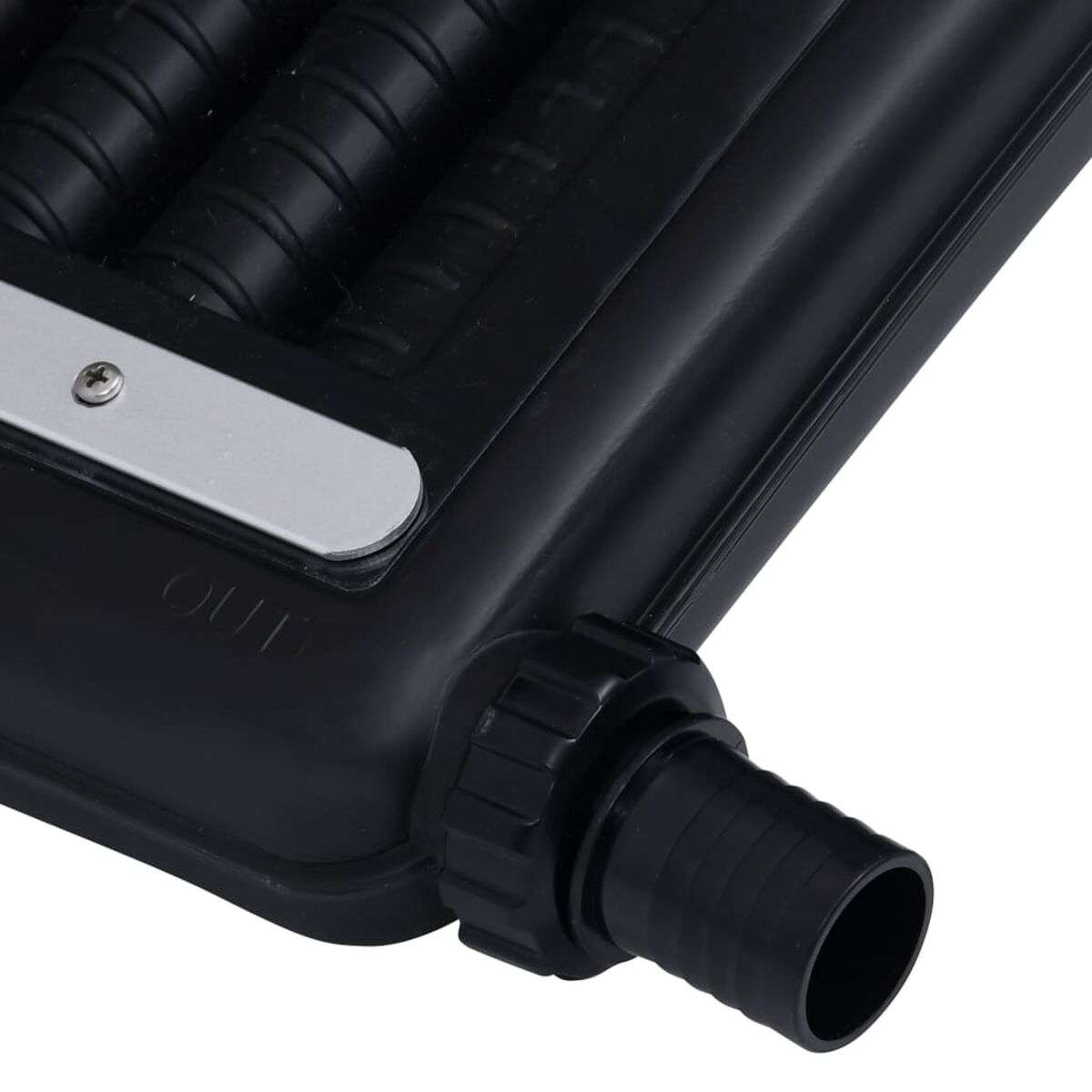 Nahaufnahme eines schwarzen Solarpanel-Anschlusses mit Schlauchanschluss und dem Wort OUT.