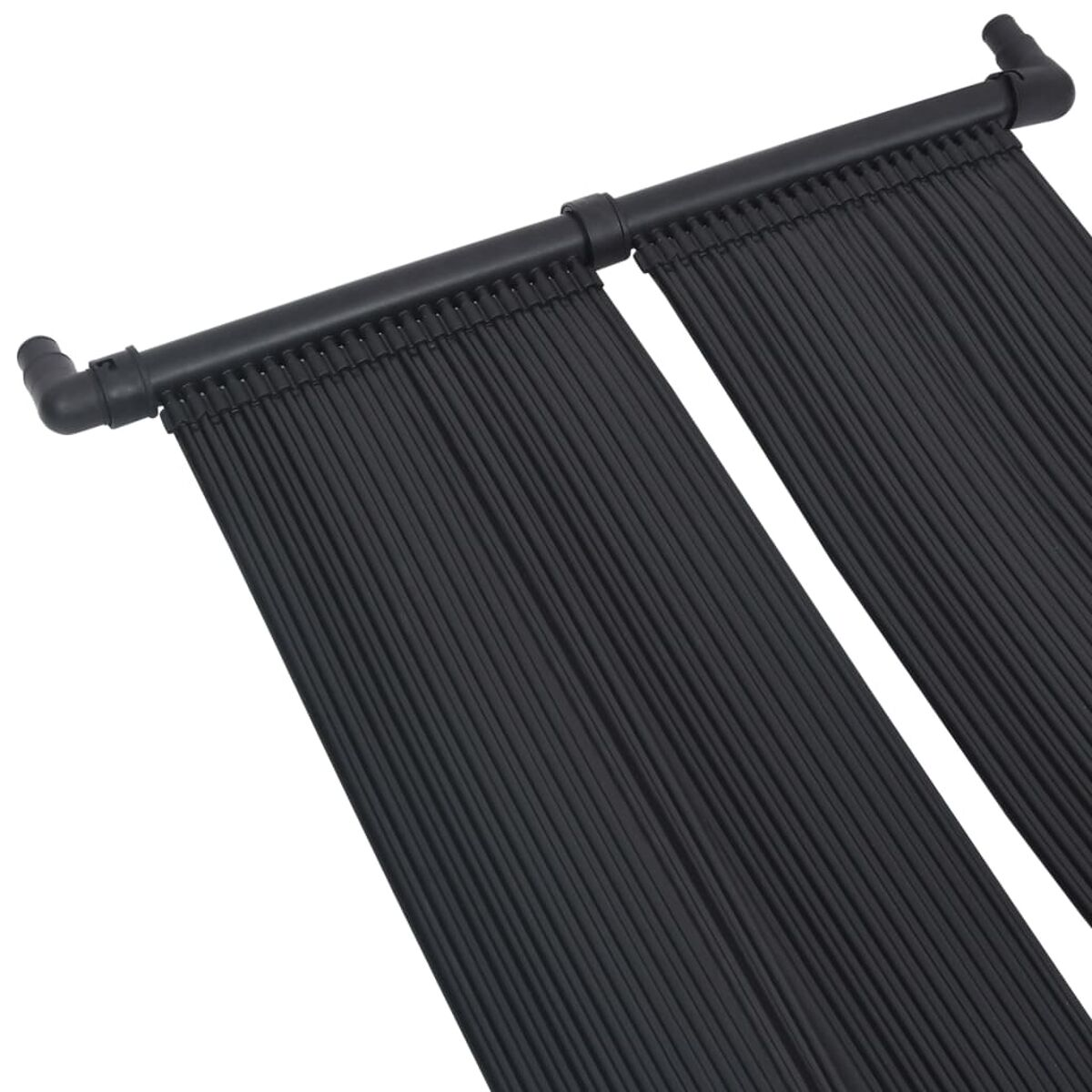 Nahaufnahme eines schwarzen Solarmodulsystems mit mehreren Rohren und Anschlüssen.