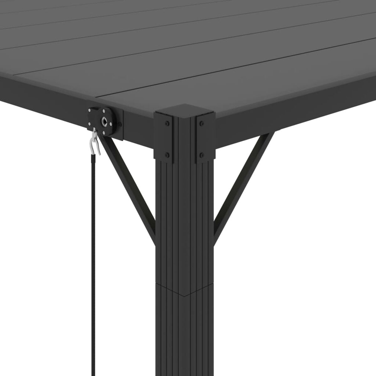 Nahaufnahme einer schwarzen Metall-Pergola-Ecke mit schwarzem Stoffdach, Details sichtbar.