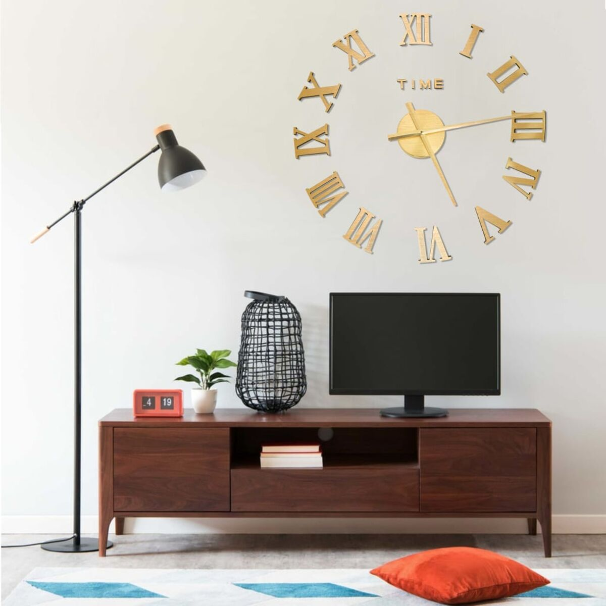Zimmer mit Uhr, TV und Möbeln. Modernes Interieur mit Stehlampe und orangefarbenem Kissen.