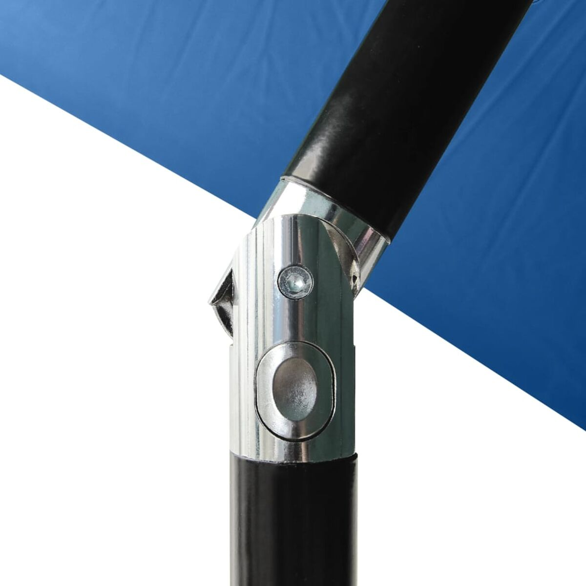 Schirmgelenk, blau-weißer Stoff. Chrom und Schwarz. Nahaufnahme.