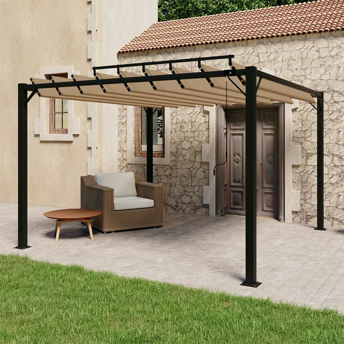 Schwarze Pergola mit beigem Vordach, einem Tisch, einem Stuhl und einem Steingebäude im Hintergrund.
