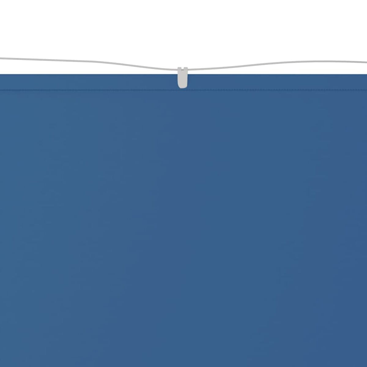 Eine einfarbige blaue Markise mit weißem Tragkabel, vor weißem Hintergrund.