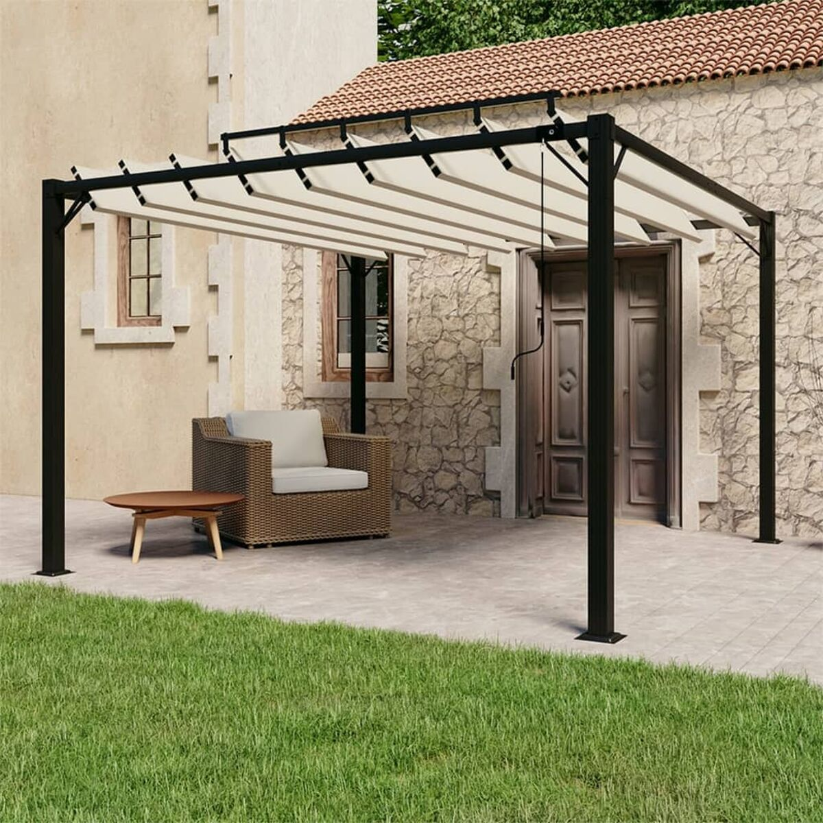 Pergola mit weißem Baldachin und schwarzem Rahmen auf einer Terrasse. Mit Stuhl und Tisch.