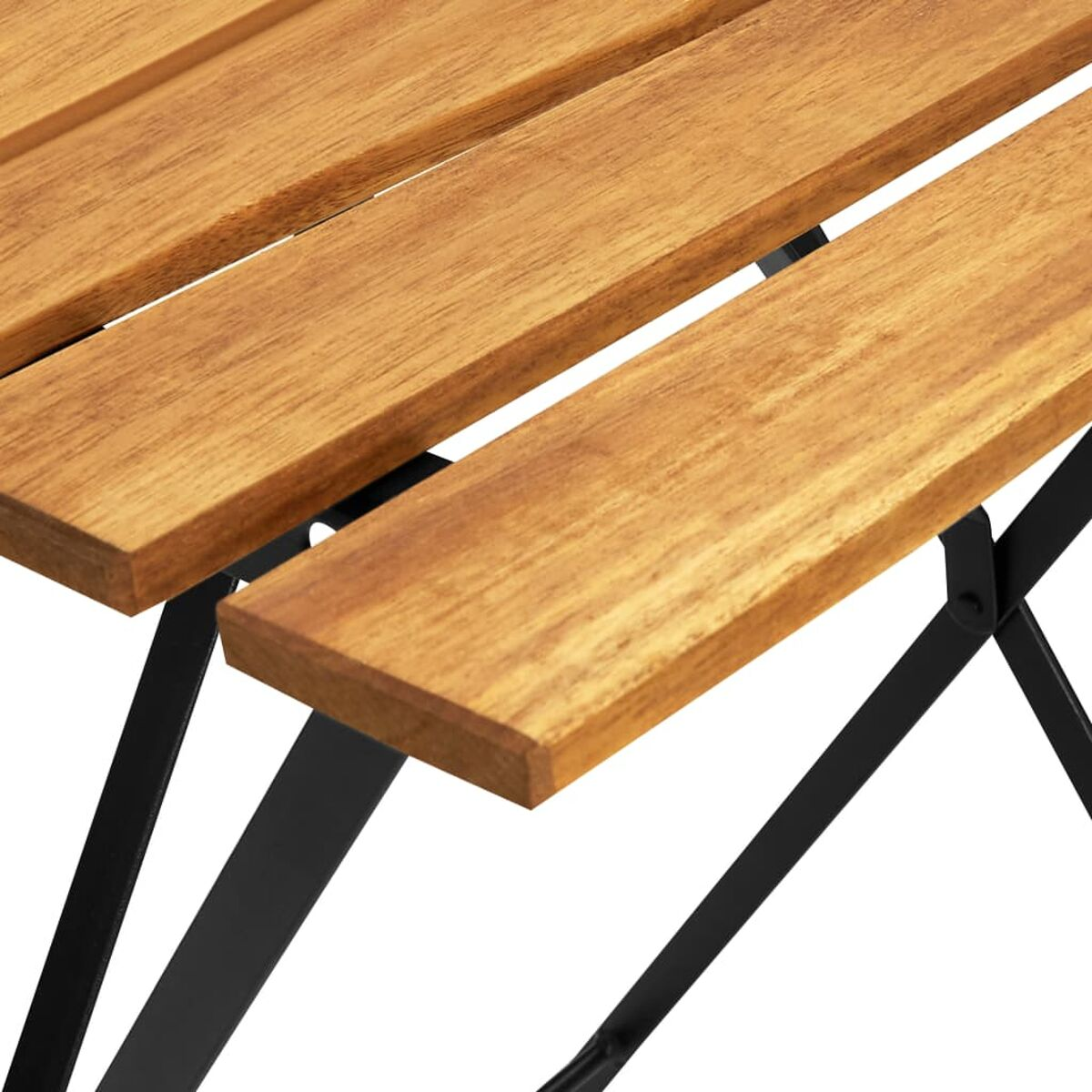 Nahaufnahme eines Holztisches mit drei Holzbohlen und schwarzem Metallrahmen.