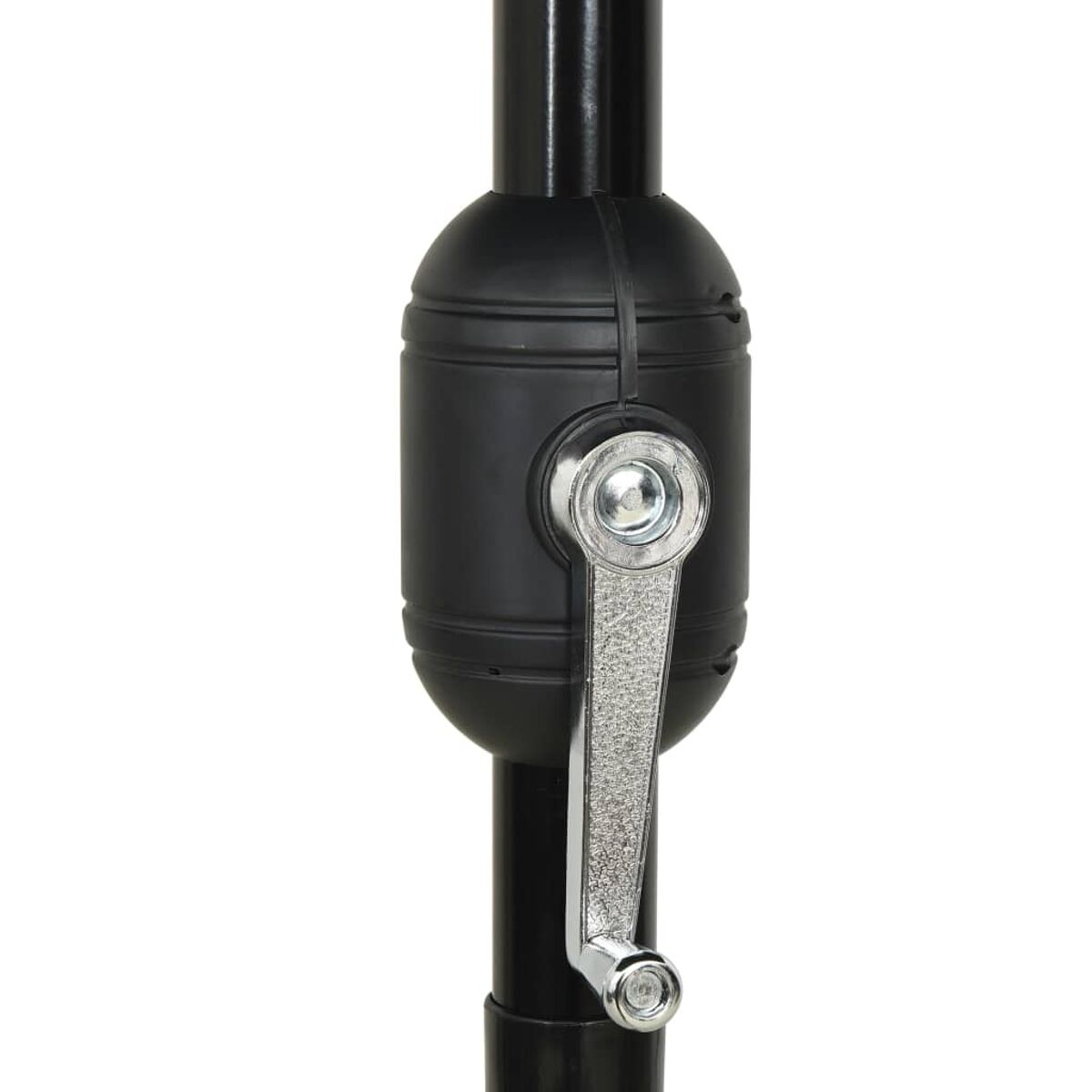Nahaufnahme des Mechanismus eines schwarzen Schirms mit Chromgriff und schwarzem Mast.