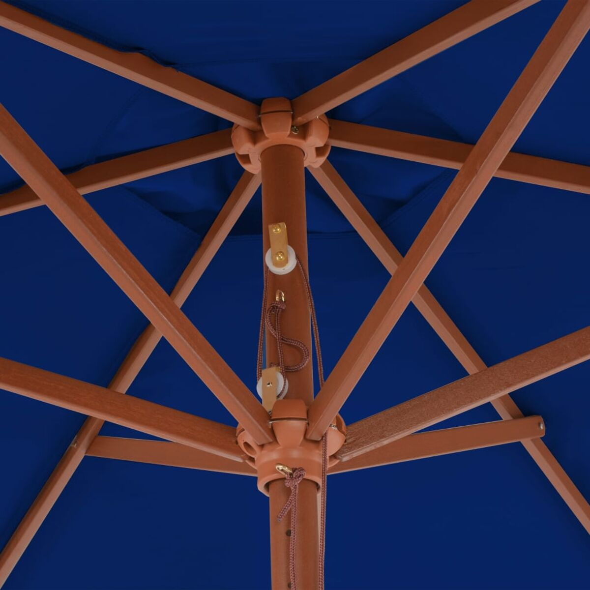 Holzrahmen für Sonnenschirm mit blauem Stoff, Nahaufnahme.
