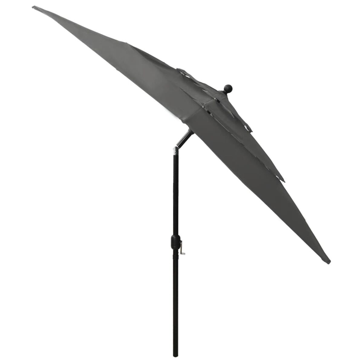 Ein schwarzer Regenschirm mit schwarzem Mast, auf weißem Hintergrund, schräge Ansicht.