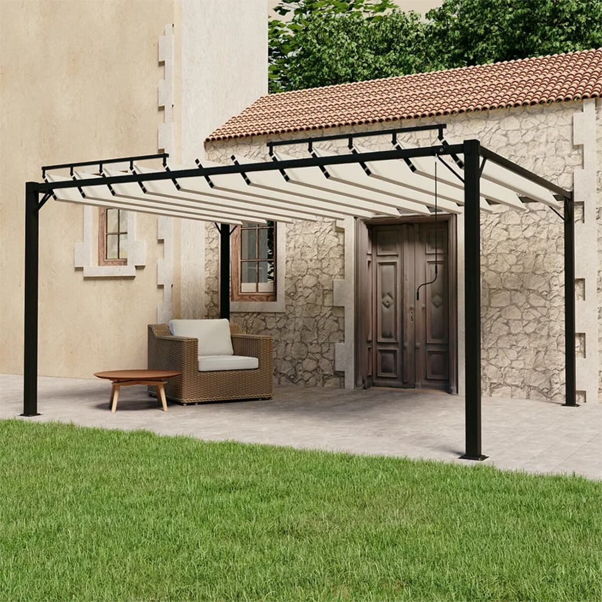 Pergola mit Steinmauer im Hintergrund, einem Stuhl und einem kleinen Tisch auf dem Rasen.