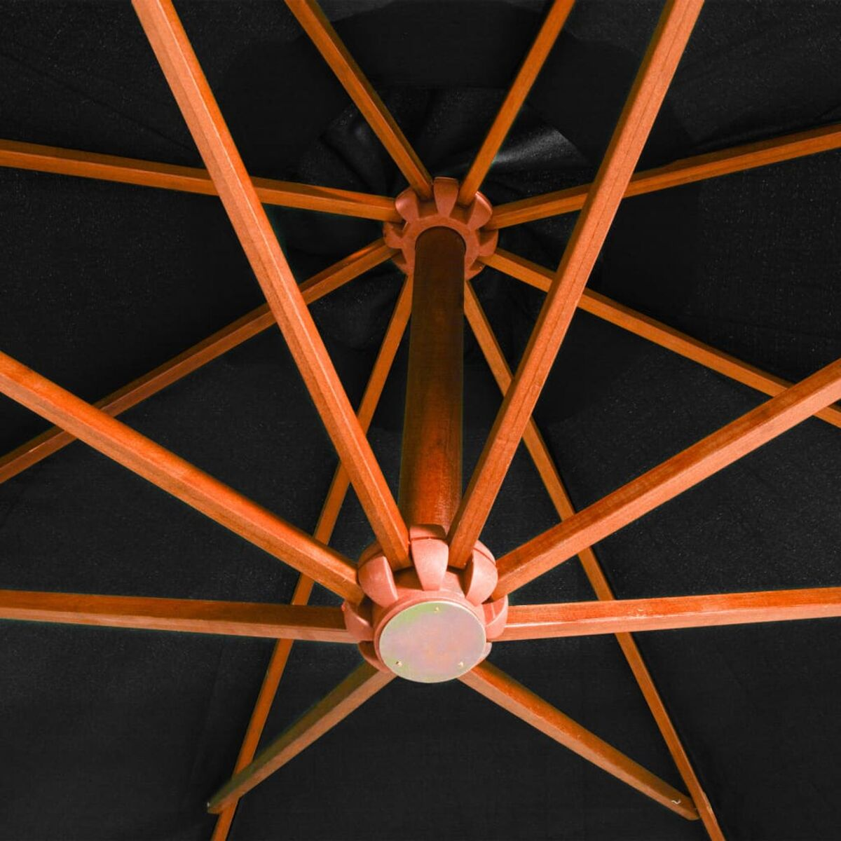 Unterseite eines schwarzen Regenschirms. Holzstützen strahlen von einem zentralen Holzpfosten aus. Schwarzer Stoff.