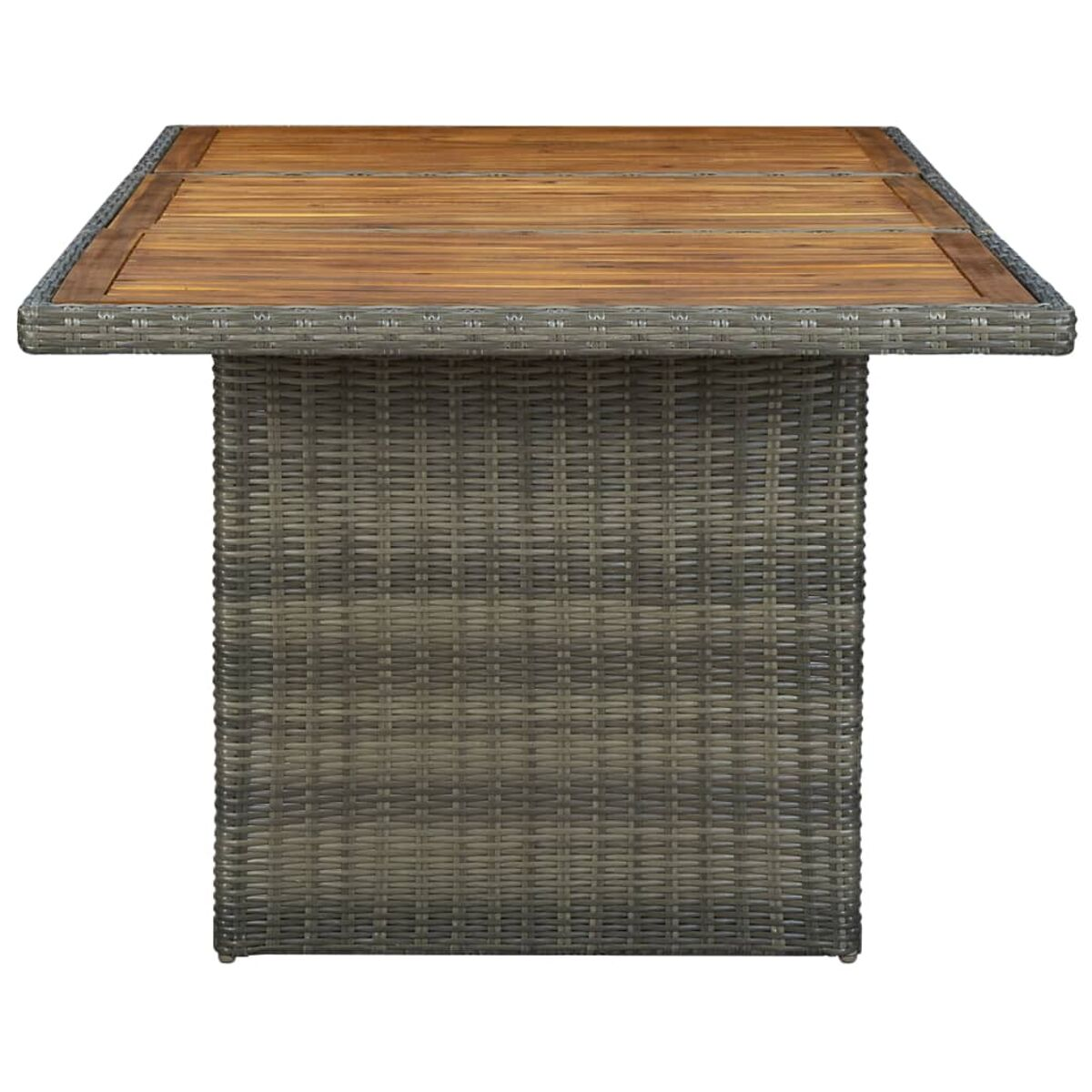 Ein quadratischer Rattantisch mit Holzplatte auf weißem Hintergrund.