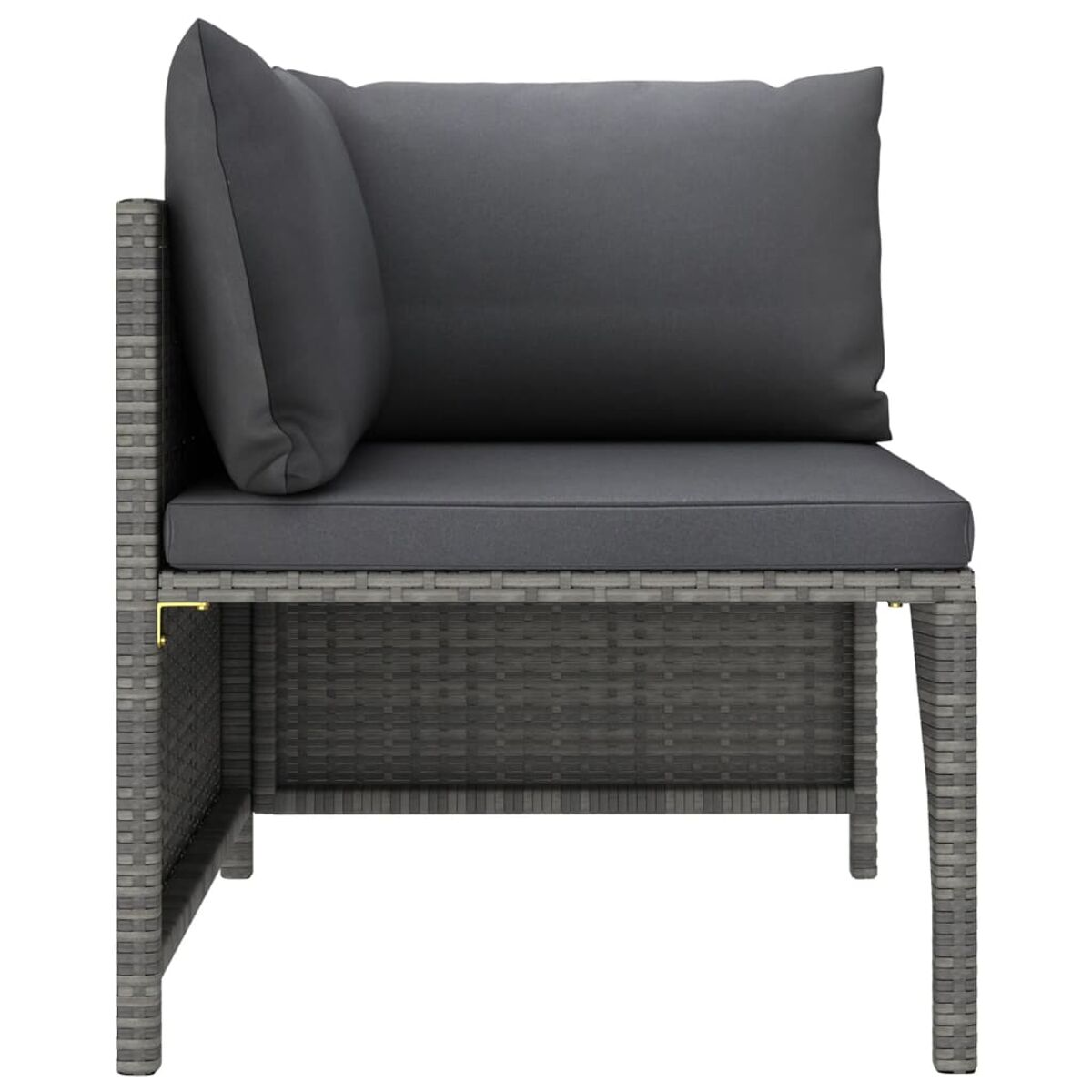 Ein graues Ecksofa. Das Sofa hat Kissen und gewebte Details. Der Hintergrund ist weiß.