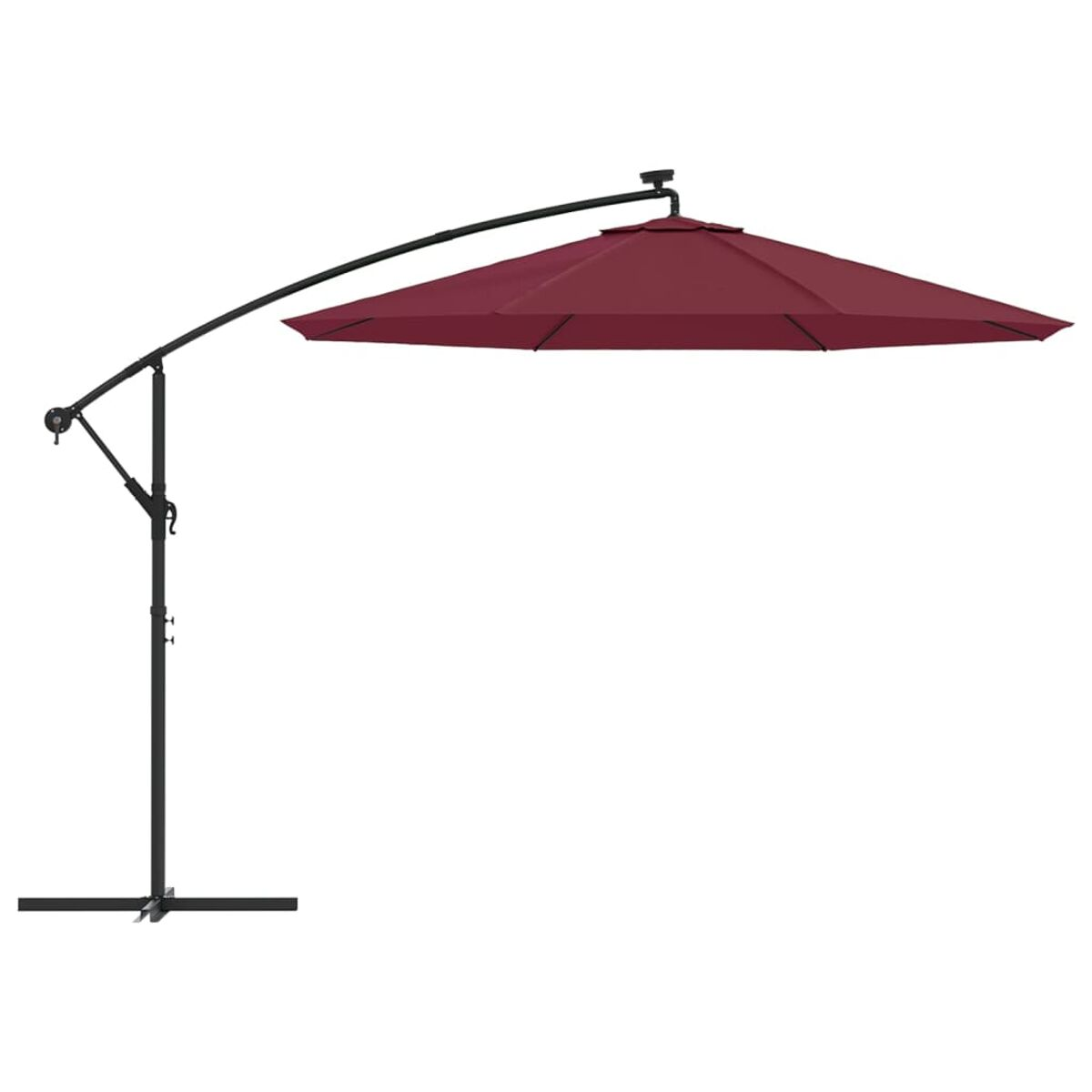 Ein maroonfarbener Ausleger-Sonnenschirm mit schwarzem Rahmen und weißem Hintergrund.