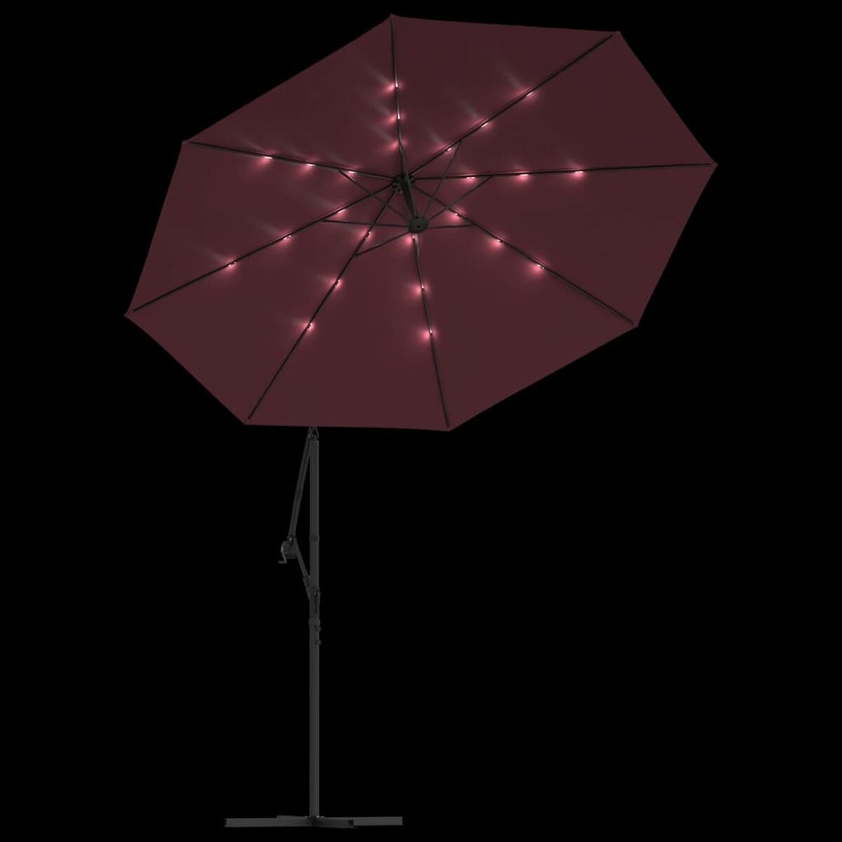Burgunderroter Schirm mit Lichtern. Schwarze Stange und Fuß. Lichter sind an.
