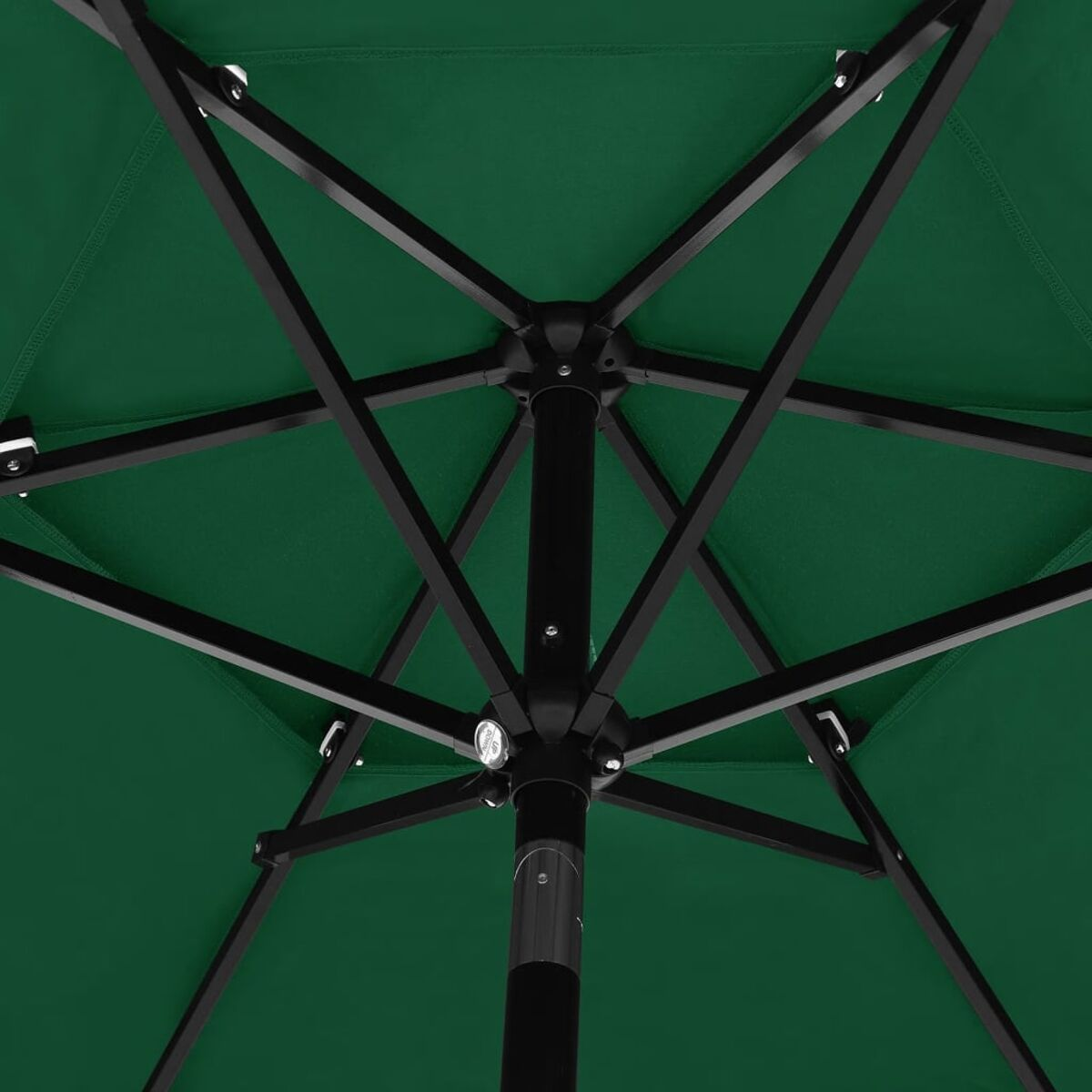 Grüner Regenschirm, schwarzer Rahmen, Draufsicht. Der Rahmen hat Streben, die vom Mittelpfosten ausgehen.