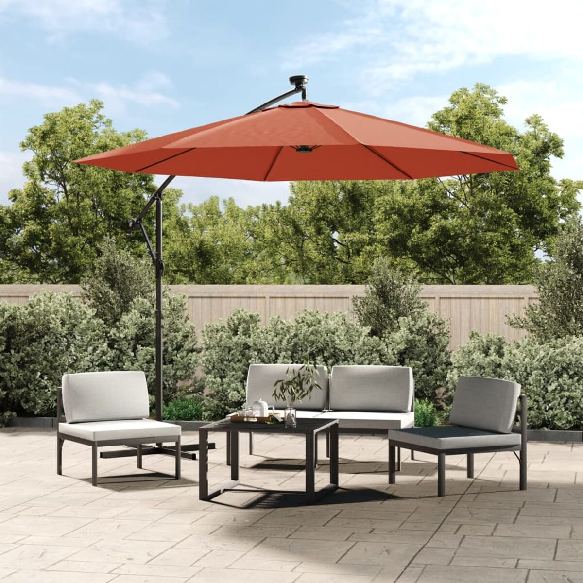 Terrassenmöbel: Stühle, Sofa, Tisch und ein großer orangefarbener Schirm.