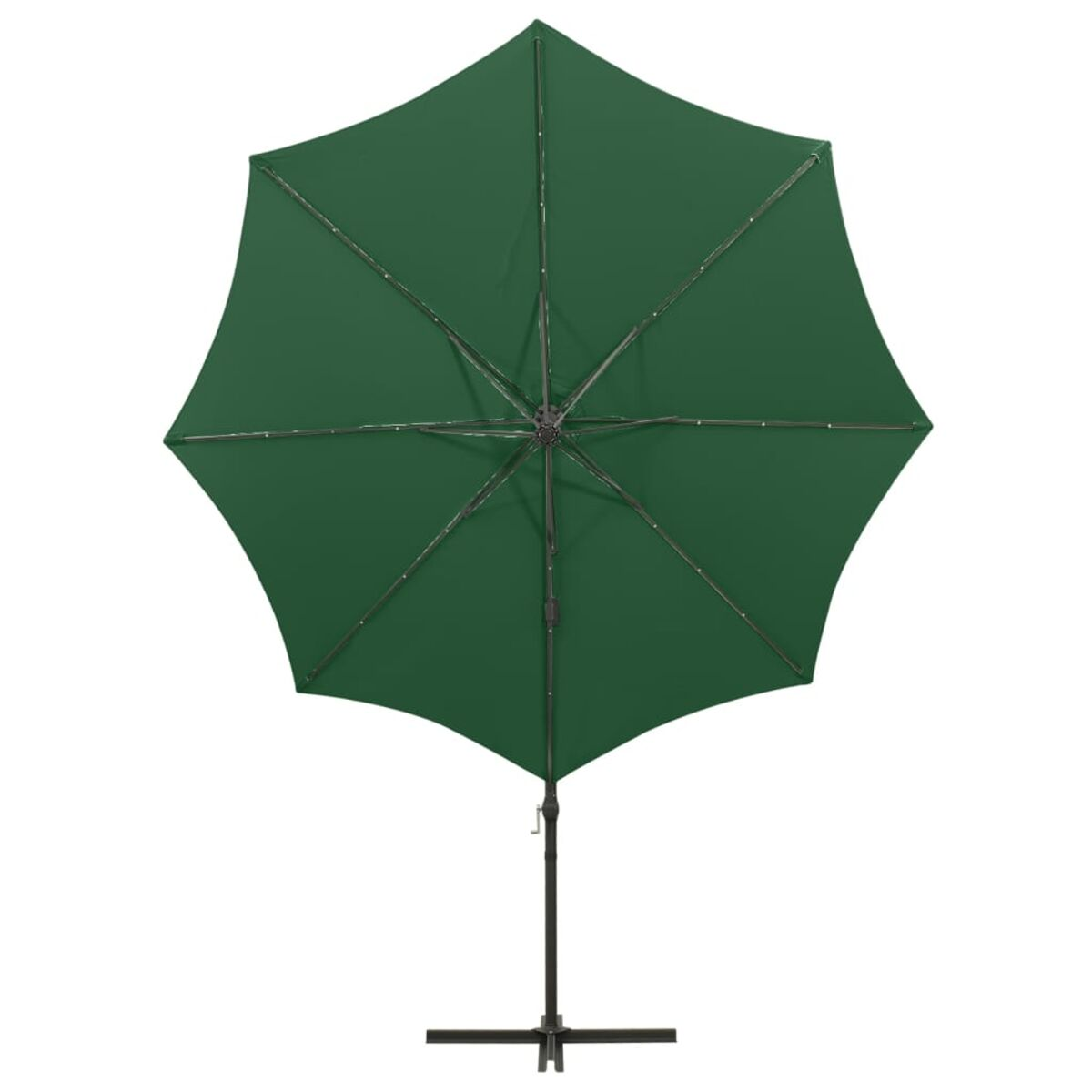 Grüner Regenschirm, geöffnet, von unten gesehen, auf weißem Hintergrund.