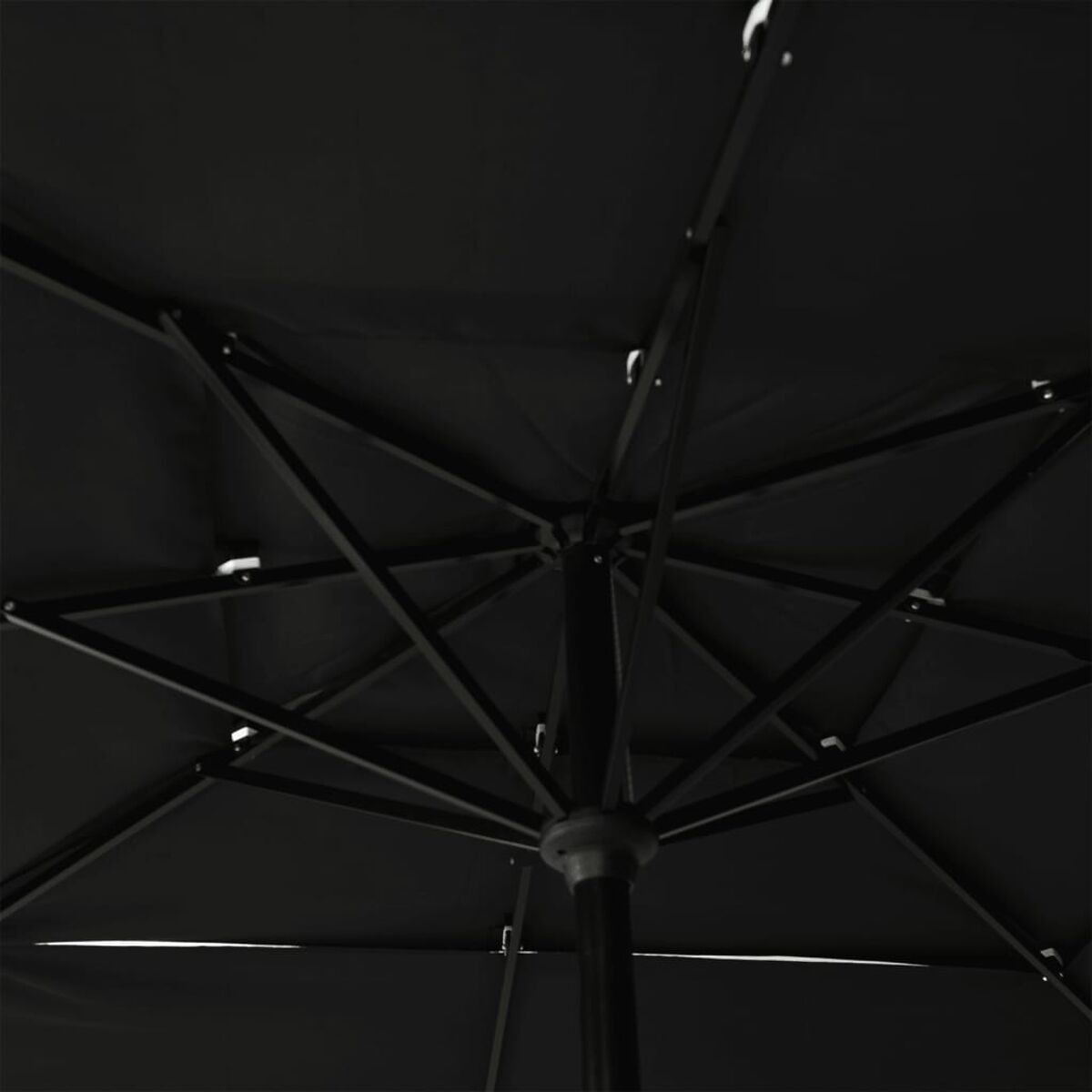 Schwarzer Regenschirm von unten. Zeigt Rahmen und Verbindungen. Weißer Hintergrund.
