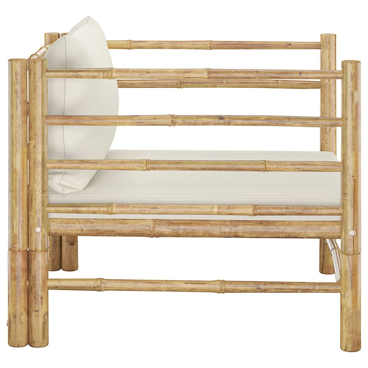 Seitenansicht eines Bambusstuhls mit einem weißen Kissen. Der Stuhl hat ein Latten-Design.
