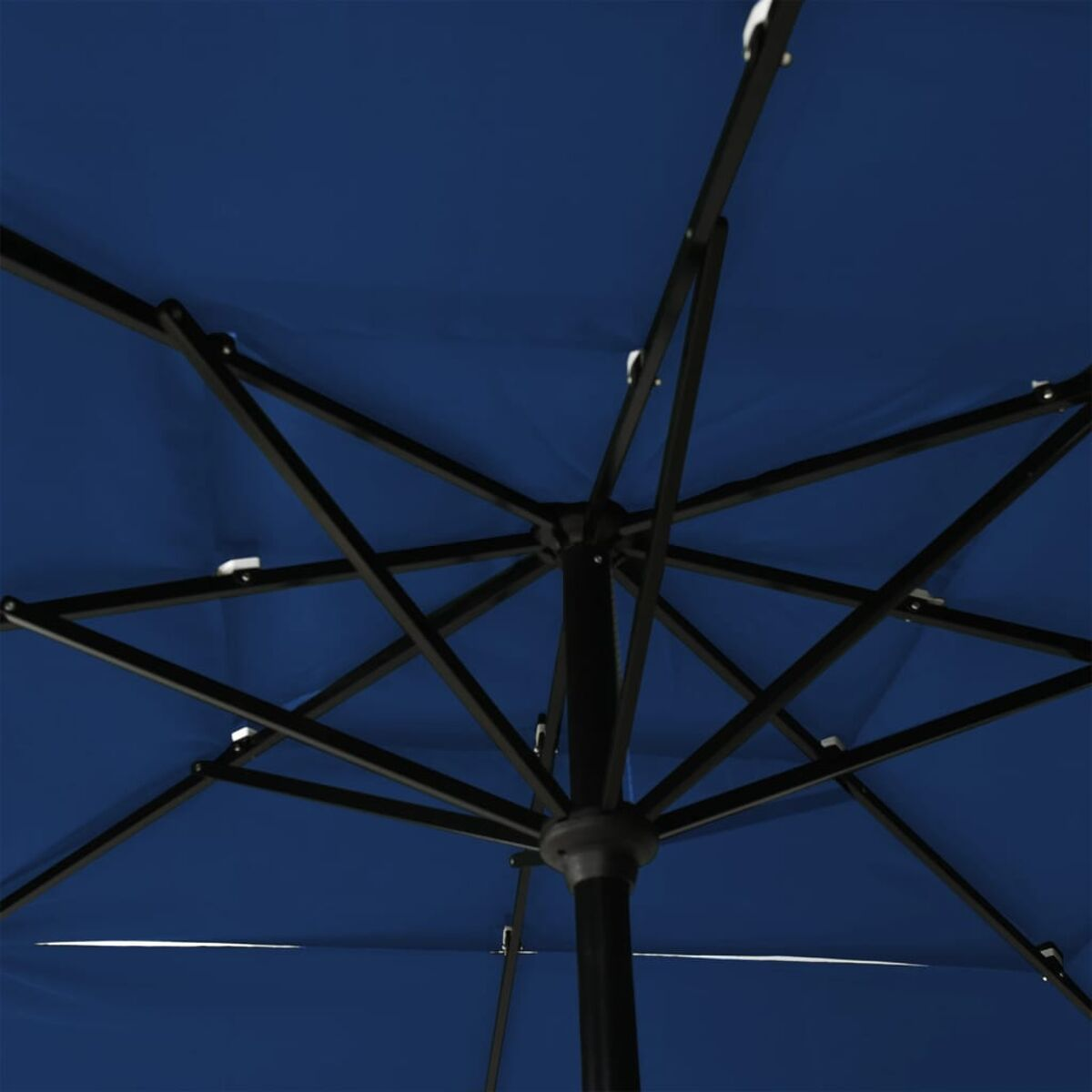 Ansicht von unten eines blauen Regenschirms. Schwarzer Metallrahmen stützt den Stoff.
