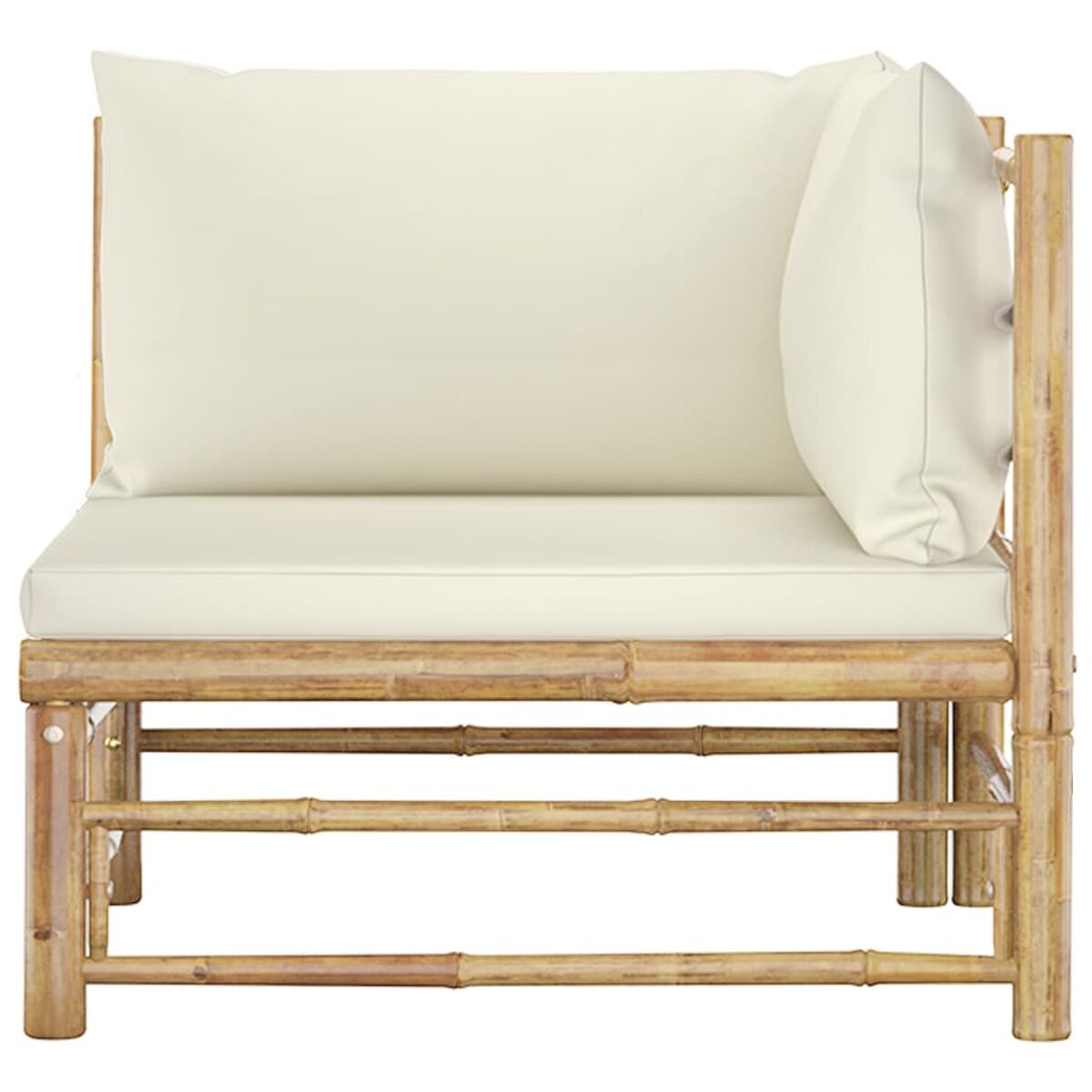 Ecksofa aus Bambus mit cremefarbenen Kissen. Hellbrauner Rahmen. Weißer Hintergrund.