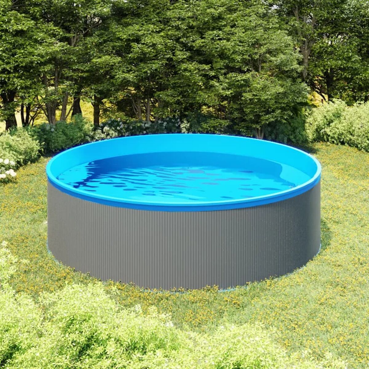 Runder oberirdischer Pool mit blauem Innenraum. Graue Wellblechfassade, eingebettet in grünes Gras mit Bäumen im Hintergrund.