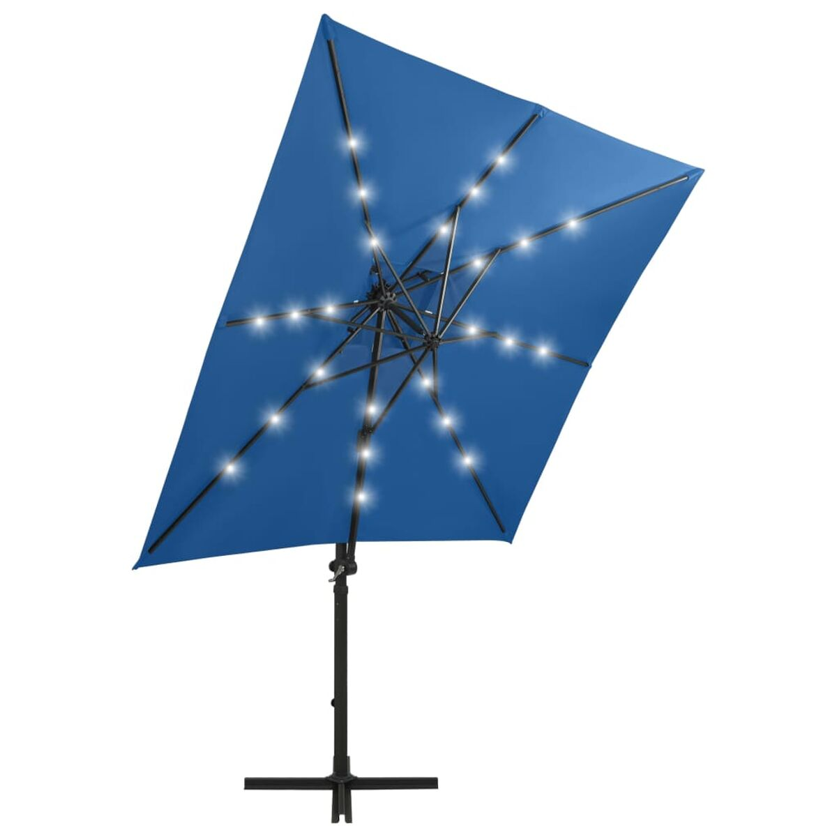 Blauer Schirm mit Lichtern am Verdeck.