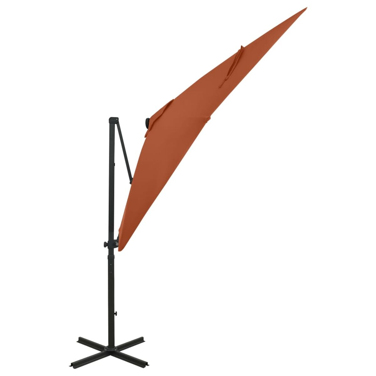 Oranger Ausleger-Sonnenschirm auf schwarzem Sockel. Er ist abgewinkelt, um sein Design zu zeigen.