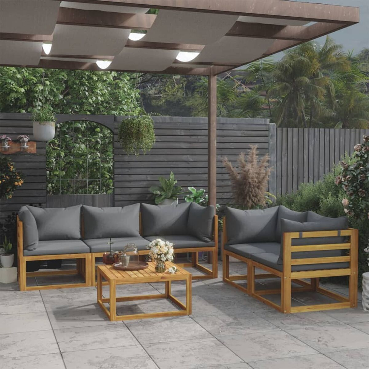 Terrassenmöbel-Set mit Sofa, Stühlen und Couchtisch, alles Holzrahmen mit grauen Kissen.