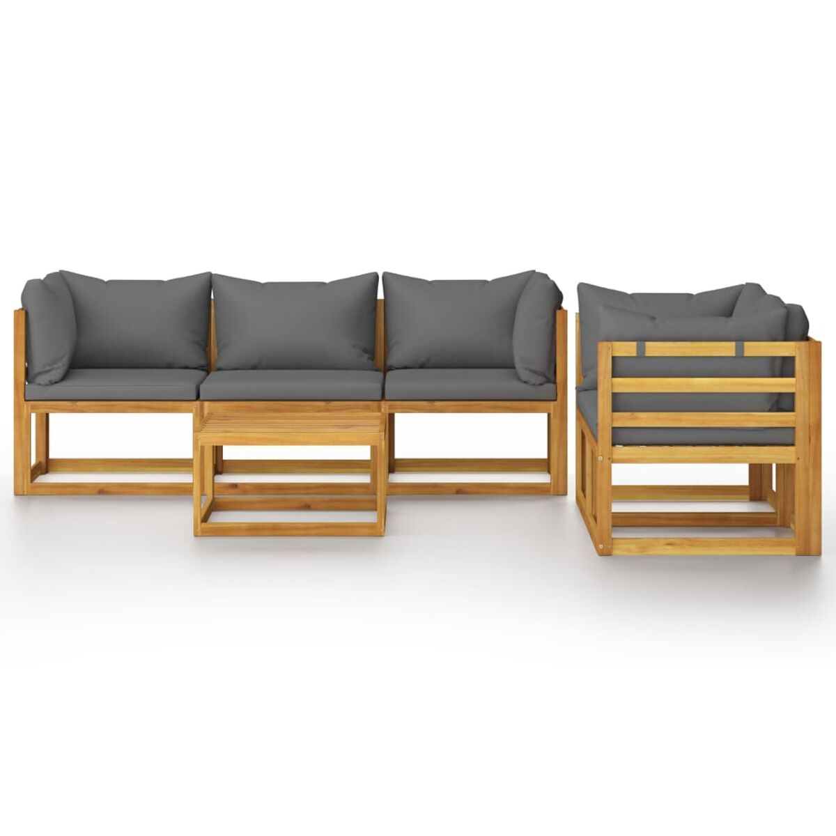 Holz-Sitzgruppe für den Außenbereich mit grauen Kissen. Enthält einen kleinen Couchtisch.