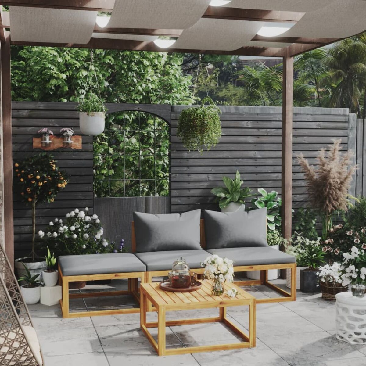 Terrasse im Freien mit Holzmöbeln, Pflanzen und einer Pergola.