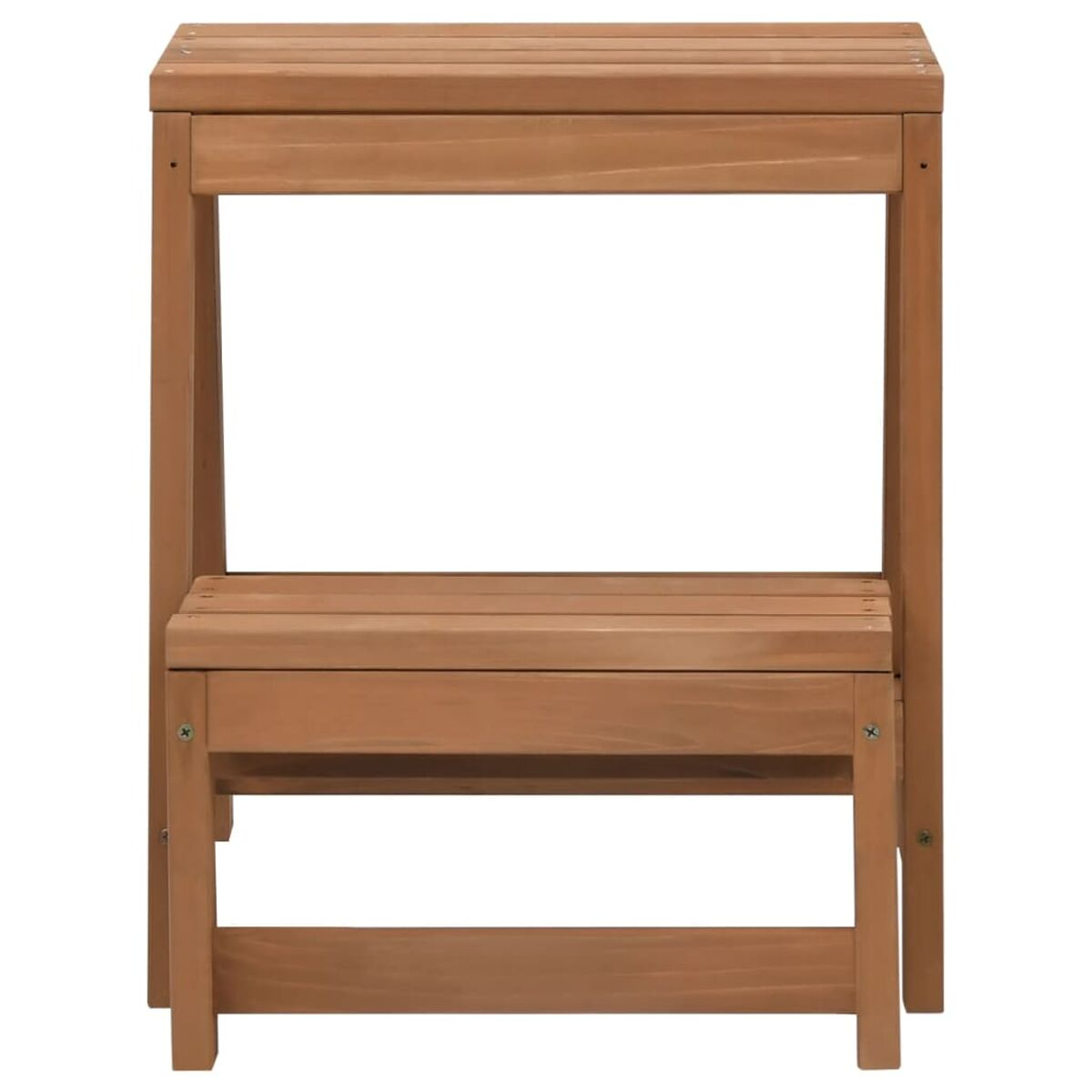 Sgabello in legno a due gradini. Sfondo bianco.