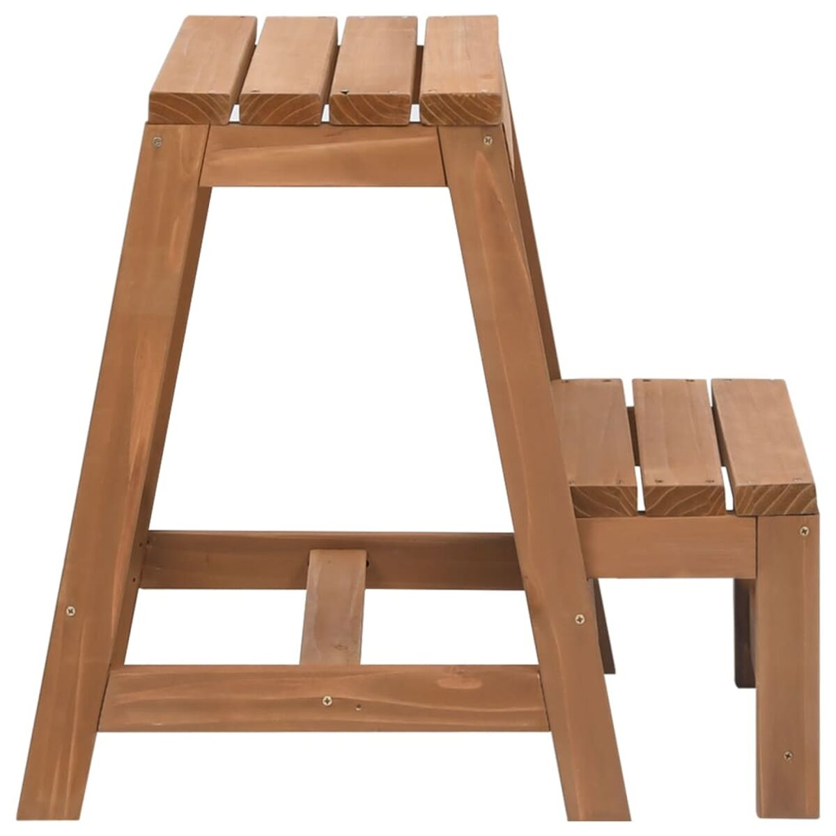 Uno sgabello in legno a gradini con due gradini. È fatto di legno marrone chiaro.